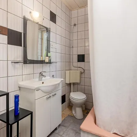 Apartment 2 Bedroom Cozy In Banjol
