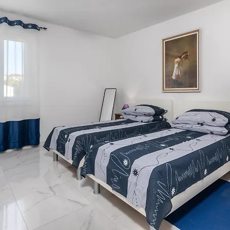 2 Bedroom Cozy In Banjol
